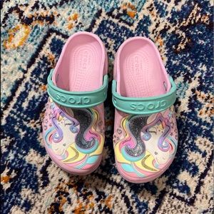 Girls unicorn crocs. Pink, unicorn design, glitter accent
